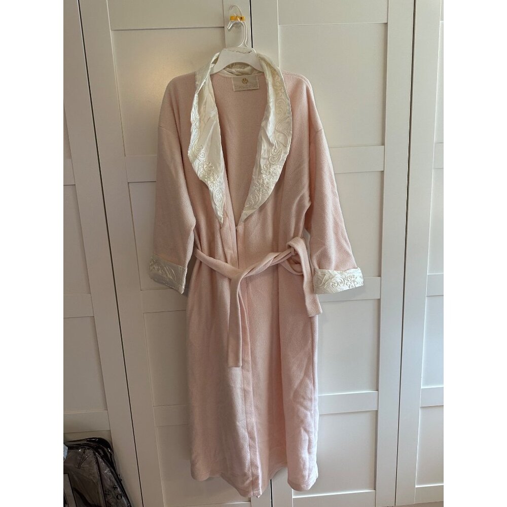 VTG Stan Herman Womens Soft fleece Pink Robe Embroidered Satin Trim Tradwife
